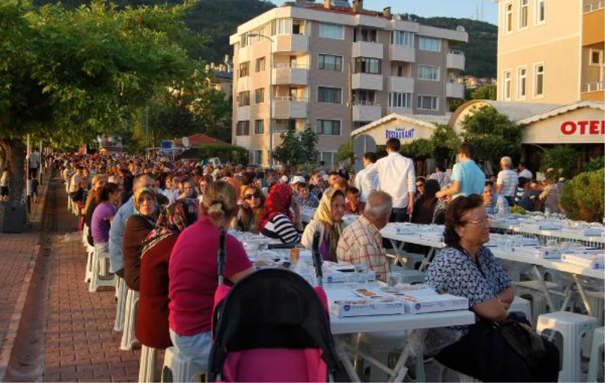 Eyüp Belediyesi Cide\'de 2 Bin 500 Kişiye İftar Verdi