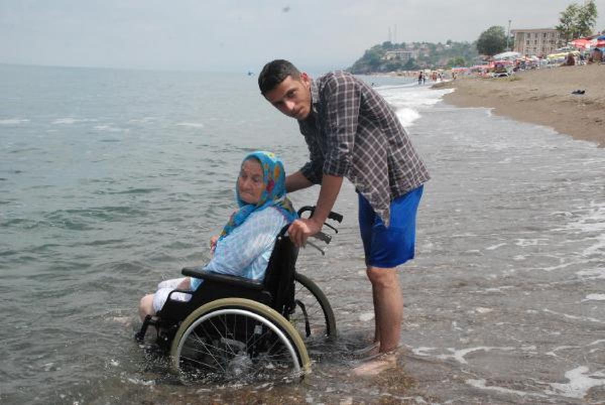 Düzce\'de Felçli Babaannesini Denizle Buluşturdu