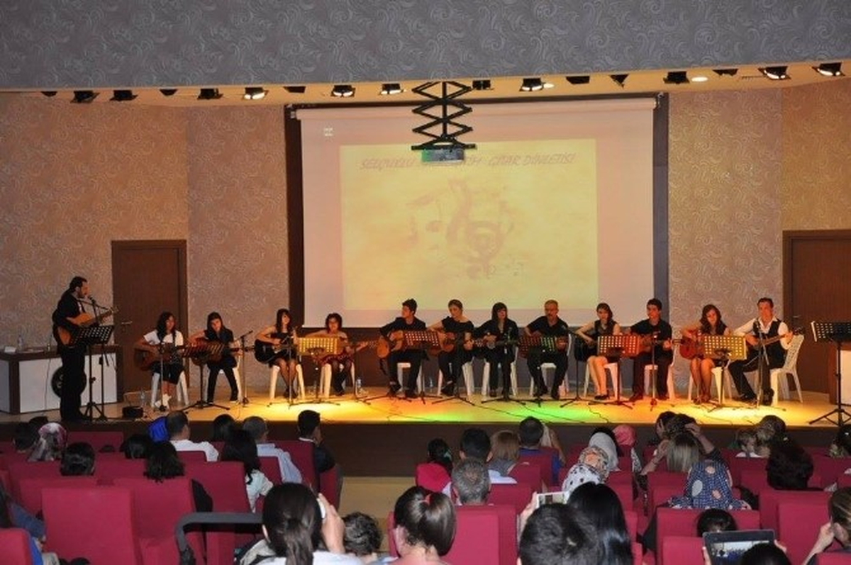 Gitar Kursiyerlerine Sertifikaları Verildi