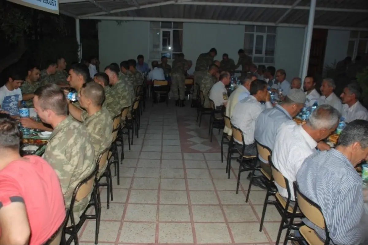 Jandarmadan Köy Korucularına İftar Yemeği