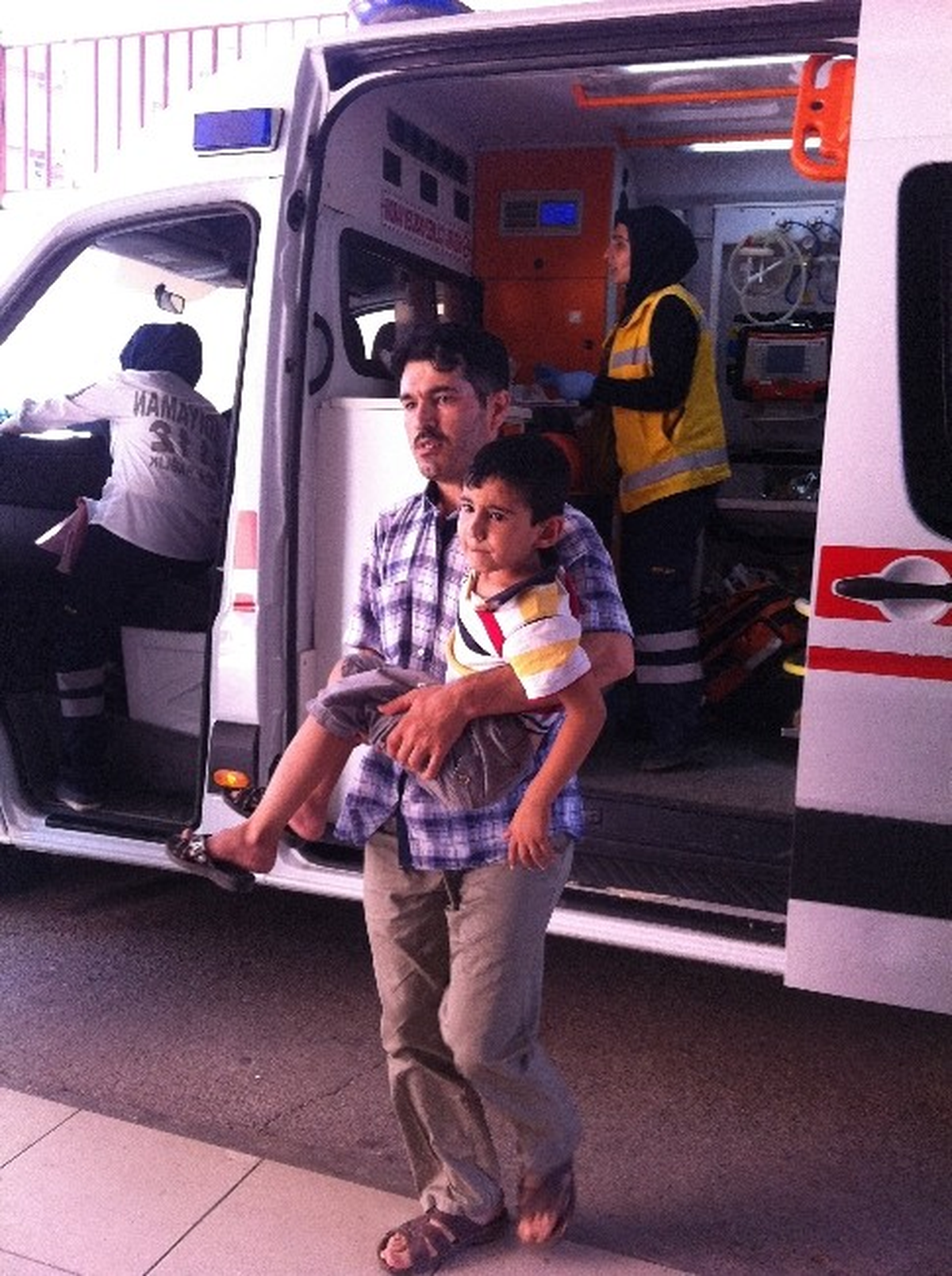 Kaldırımdan Düşen Çocuk Yaralanarak Hastanelik Oldu