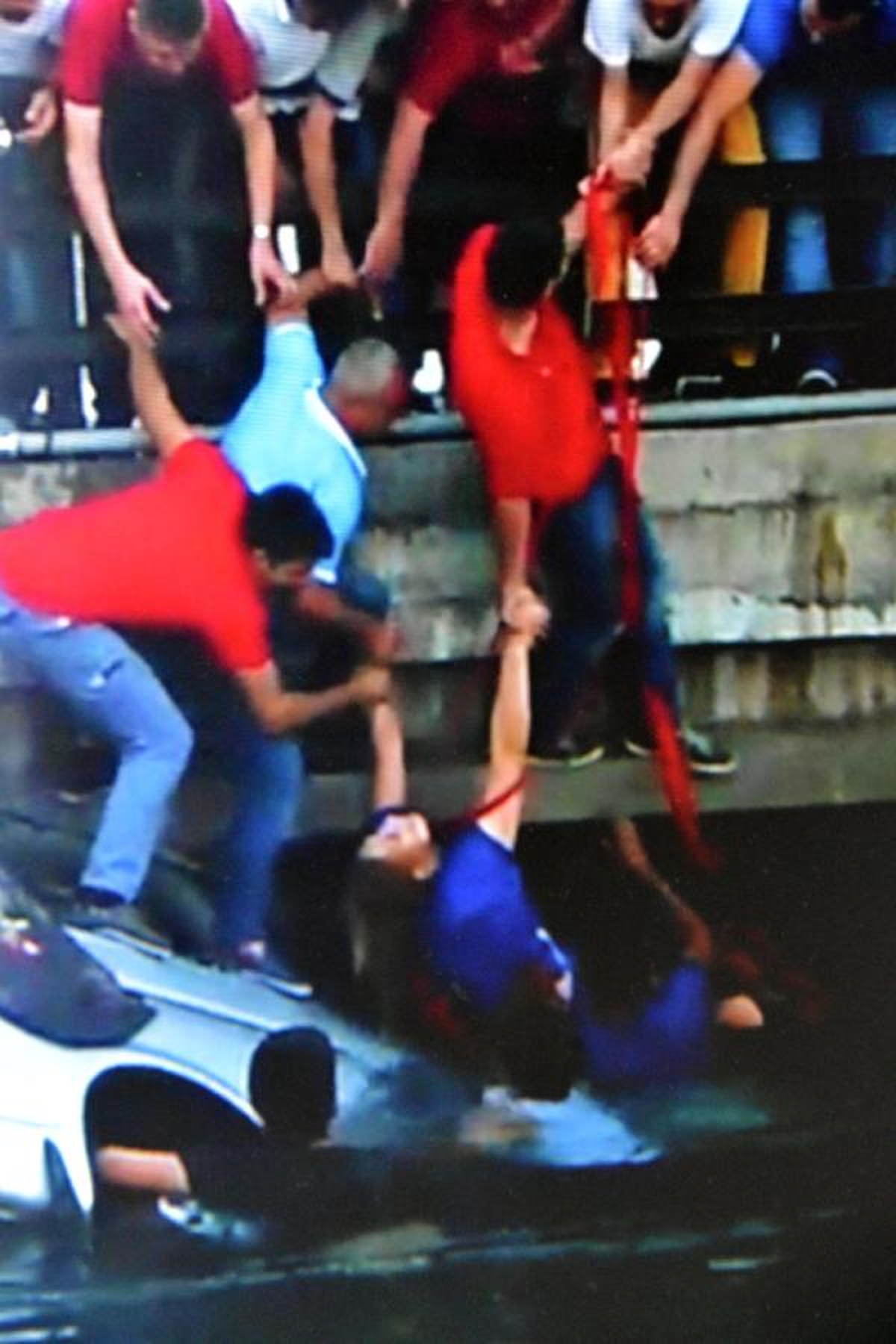 Kanala Uçan Minibüs, Köprünün Altına Sıkıştı