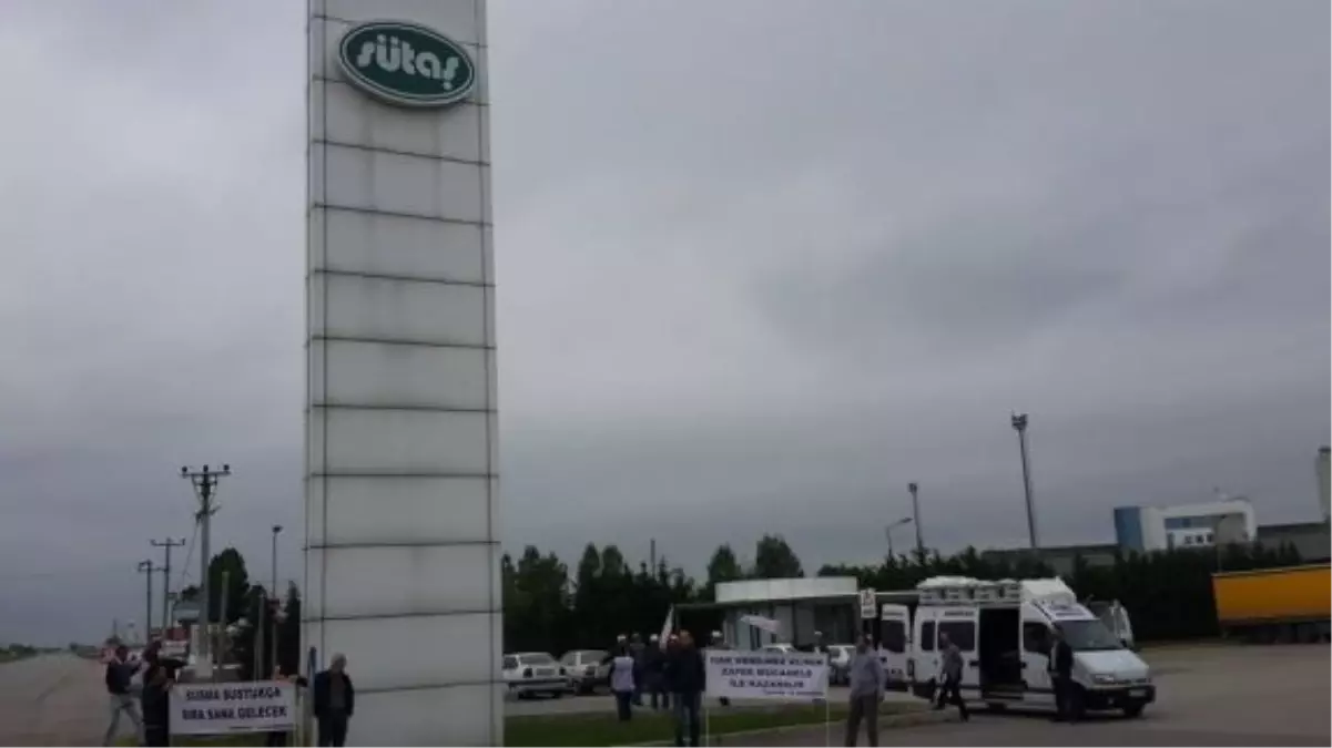 Karacabey\'de Sütaş Fabrikası Önündeki Eylem