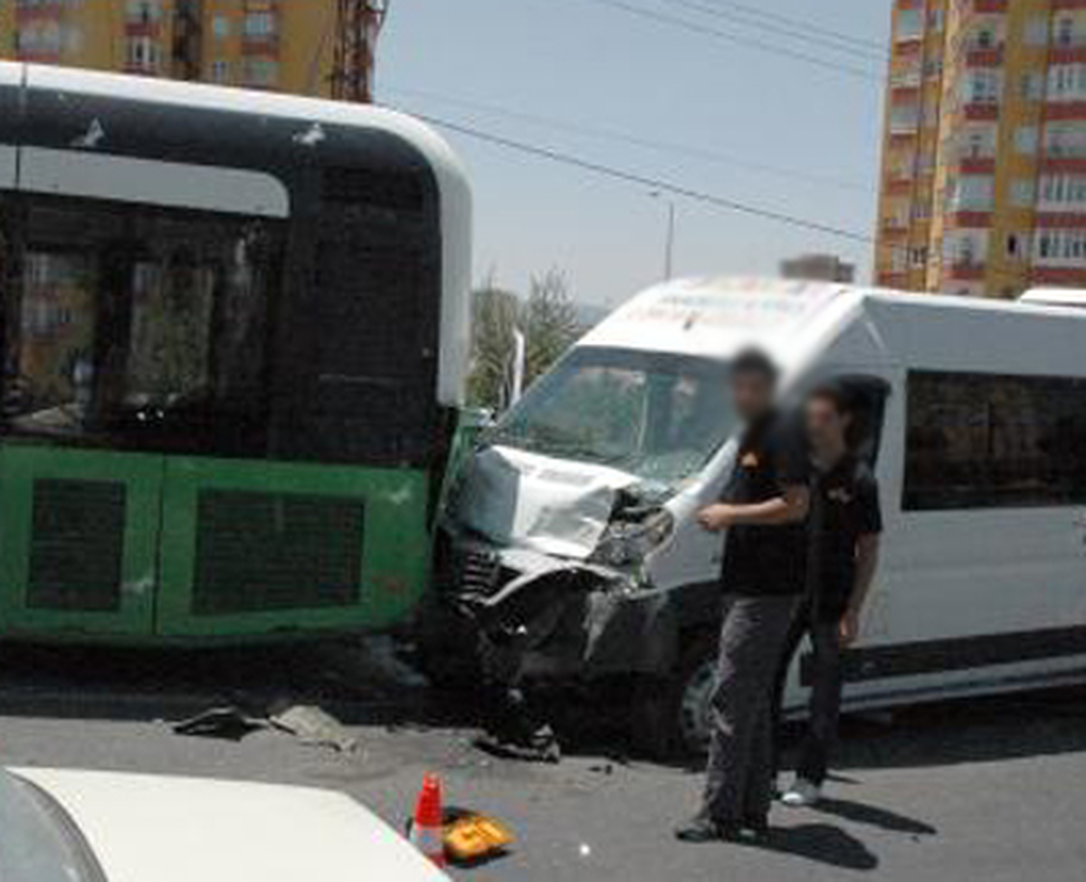 Kayseri\'de Trafik Kazası: 16 Yaralı