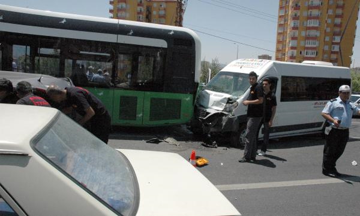 Kreş Servisi, Otobüse Çarptı: 11\'i Çocuk 15 Yaralı