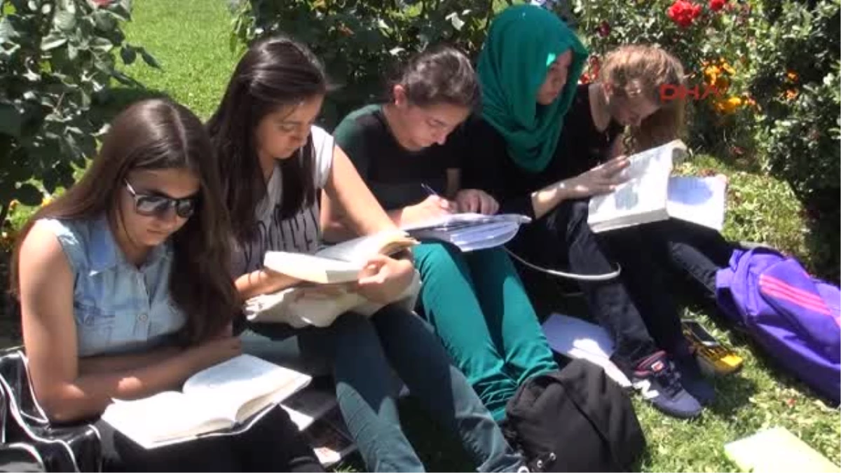 Öğrenciler İmam Hatip Kararını Kitap Okuyarak Protesto Etti