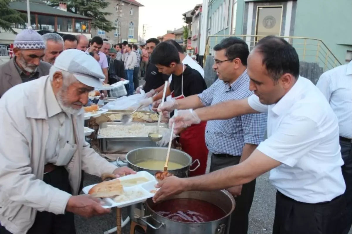 Oruçlarını Top Atışları ve Havai Fişek Gösterileriyle Açtılar