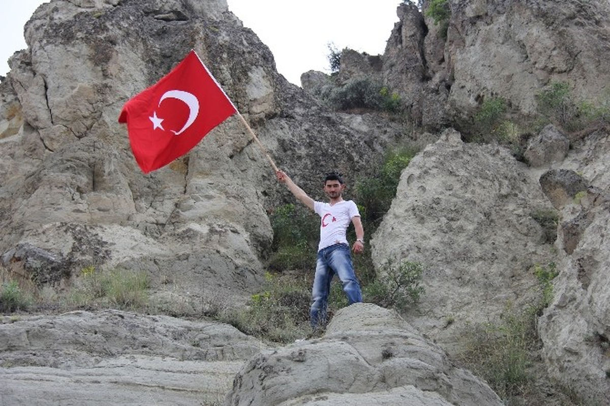 Bayrak İndirme Olayına Kızdı Klibinde Bayrak Dikti