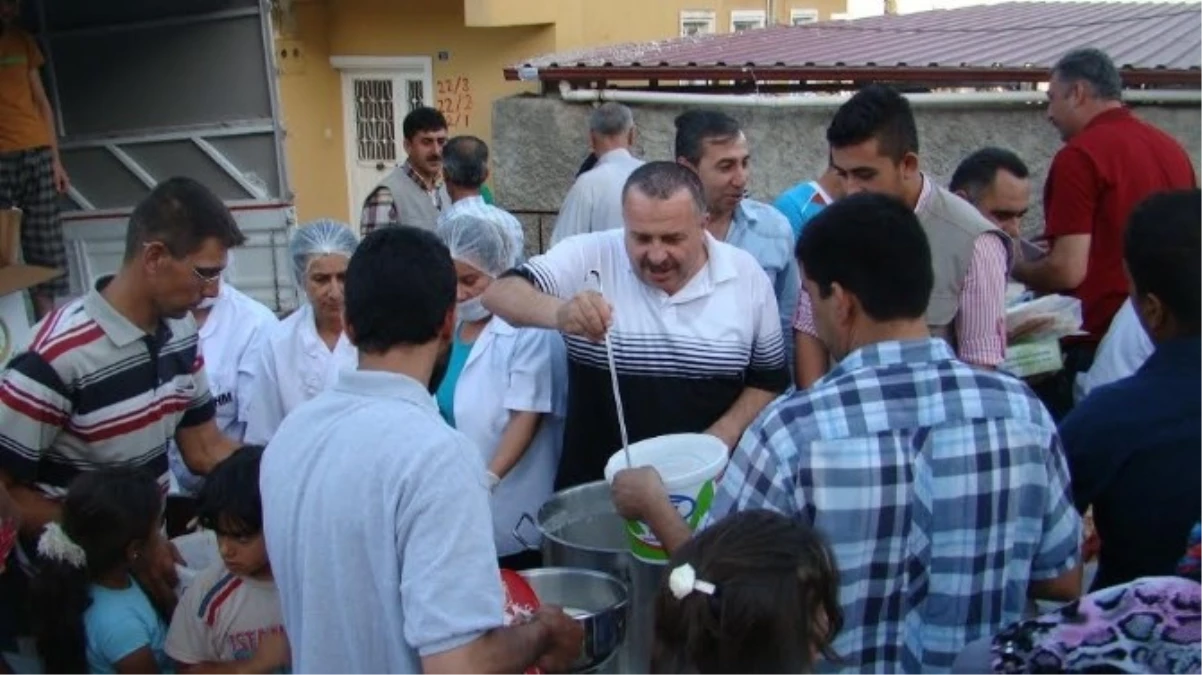 Tuzla Belediyesi Tarafından Suriyeli Göçmenlere İftar Verildi