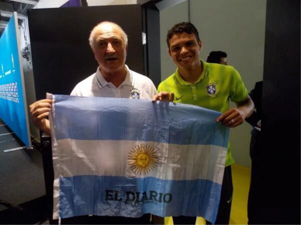 Scolari ve Silva Totem Yapmak İçin Arjantin Bayrağıyla Poz Verdi