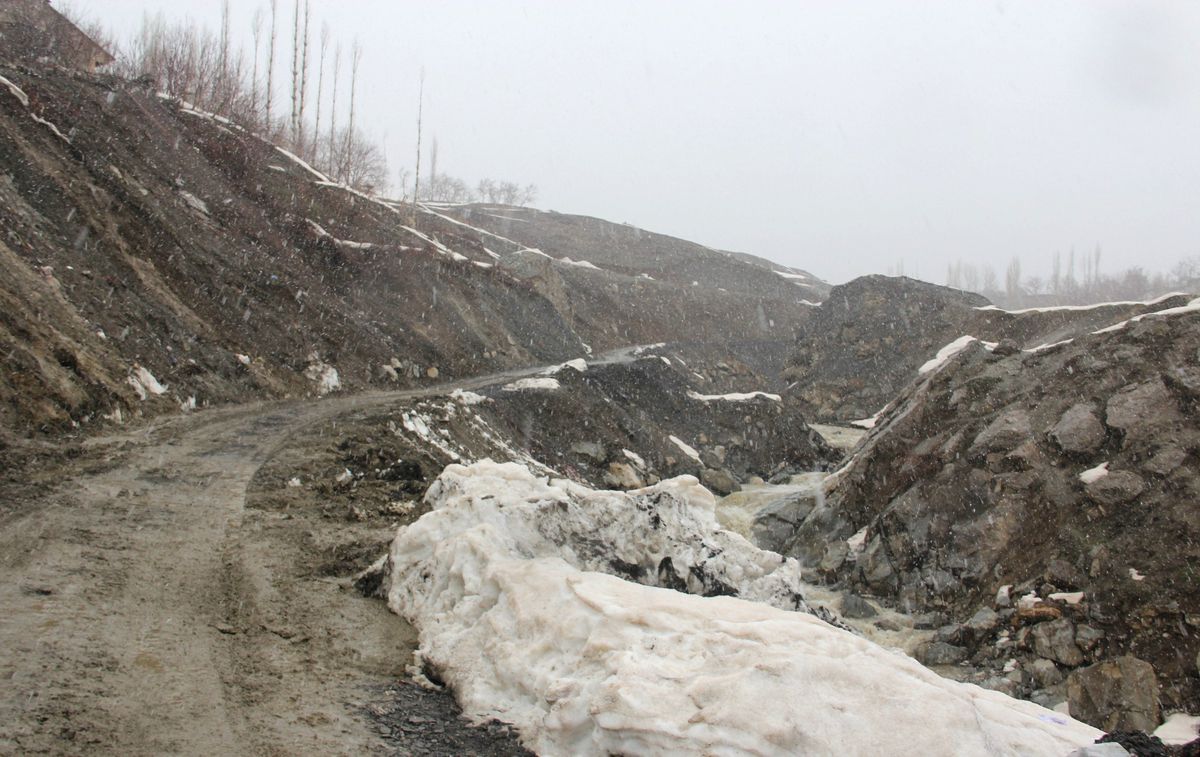 Hakkari\'de Sel ve Heyelan Nedeniyle Kapanan Tünel 1,5 Yıldır Açılmadı