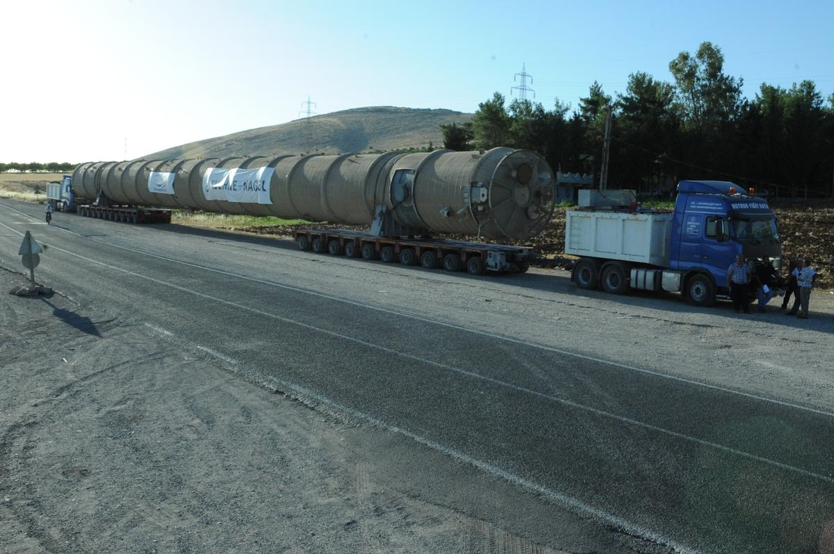 Tır, 70 Metrelik Arıtma Kulesi Taşıyor