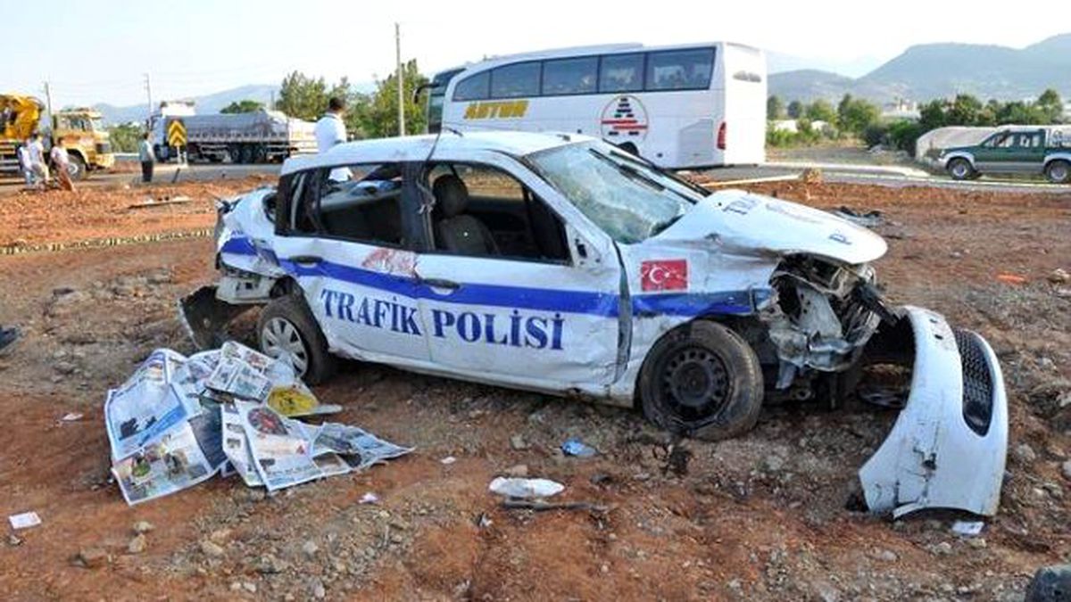Gazipaşa\'da TIR Polis Aracına Çarptı: 1 Ölü, 1 Yaralı