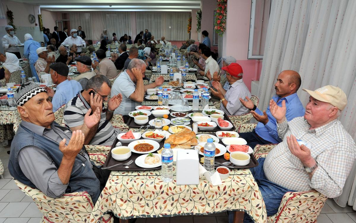 Uşak\'ta Huzurevi Sakinleri Unutulmadı