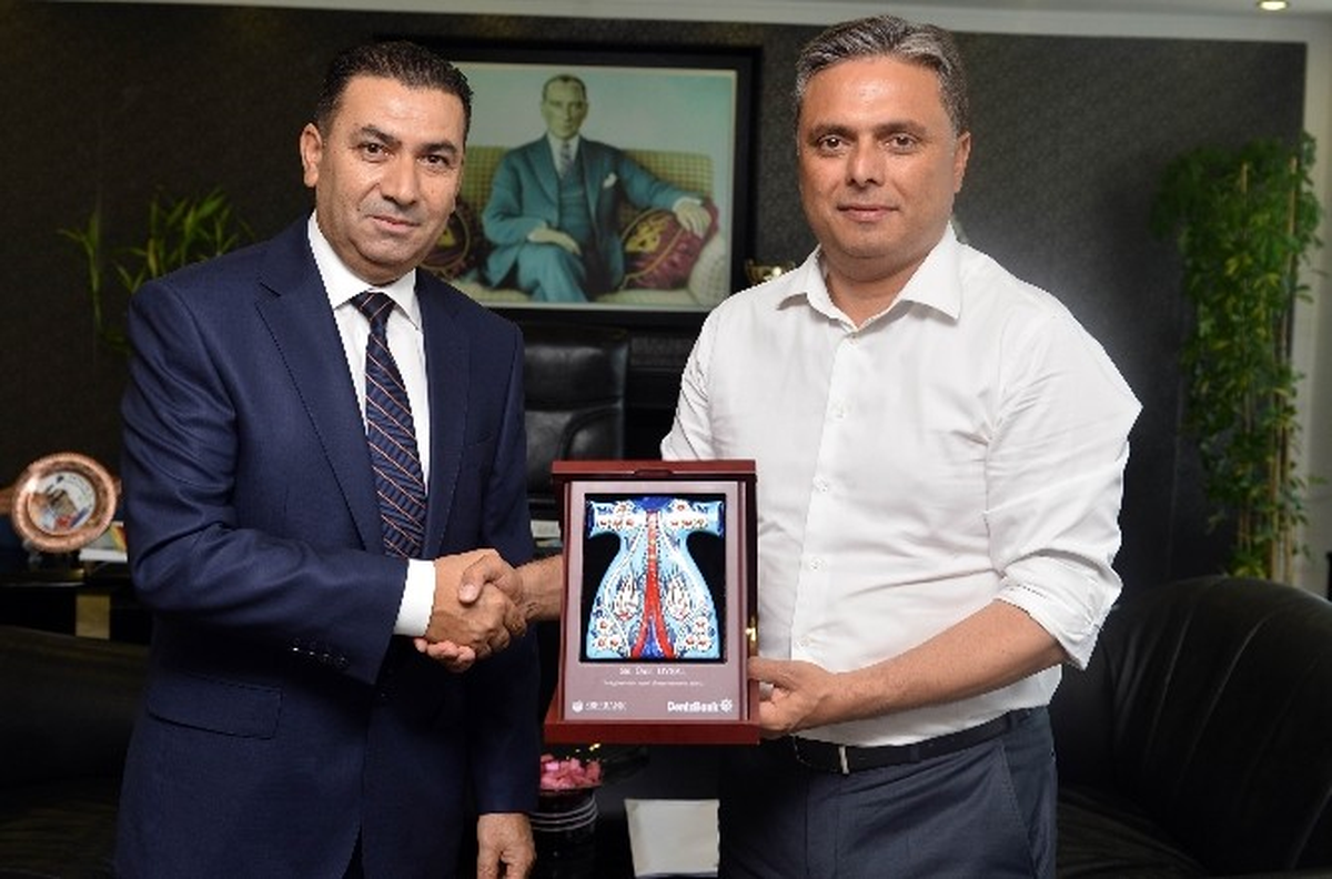 Uysal\'a Başarı Plaketi
