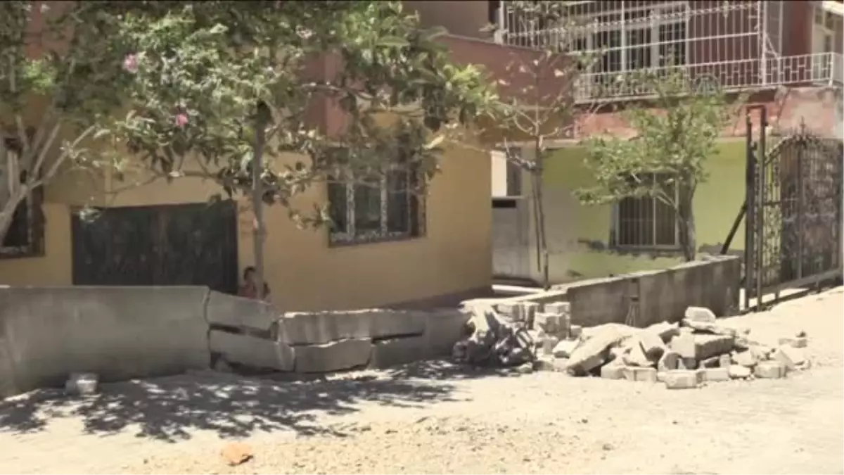 Antakya'da Zemindeki Çökme, Evlere Zarar Veriyor