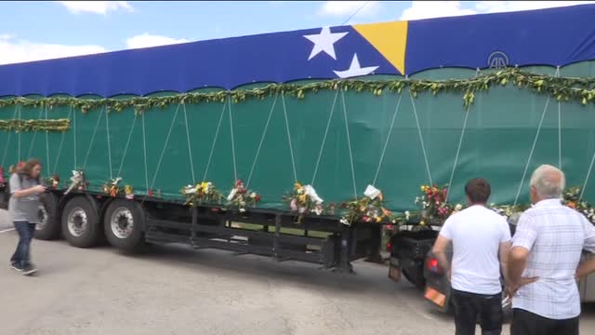 175 kurbanın cenazelerini taşıyan konvoy, Potoçari\'ye ulaştı