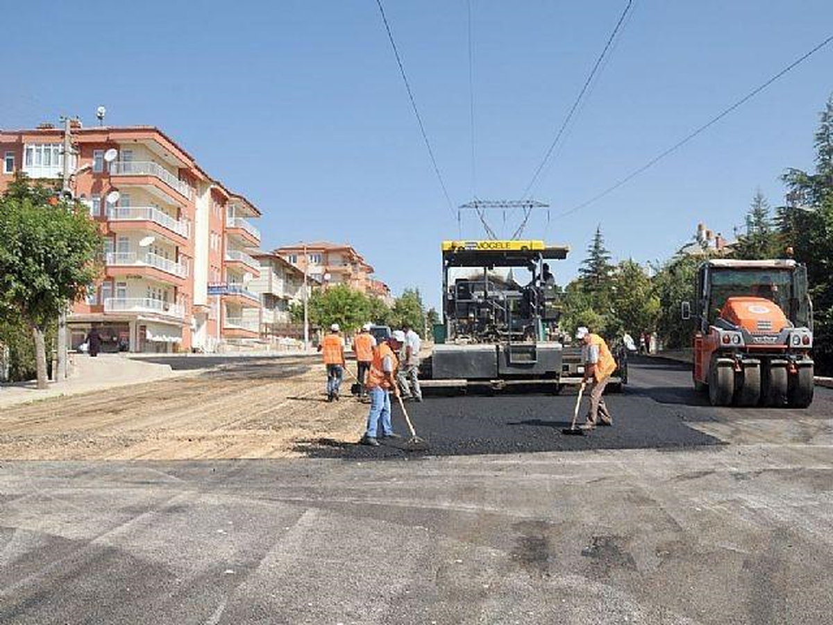 Afyonkarahisar\'da İbn-i Sina Caddesi\'ne Sıcak Asfalt