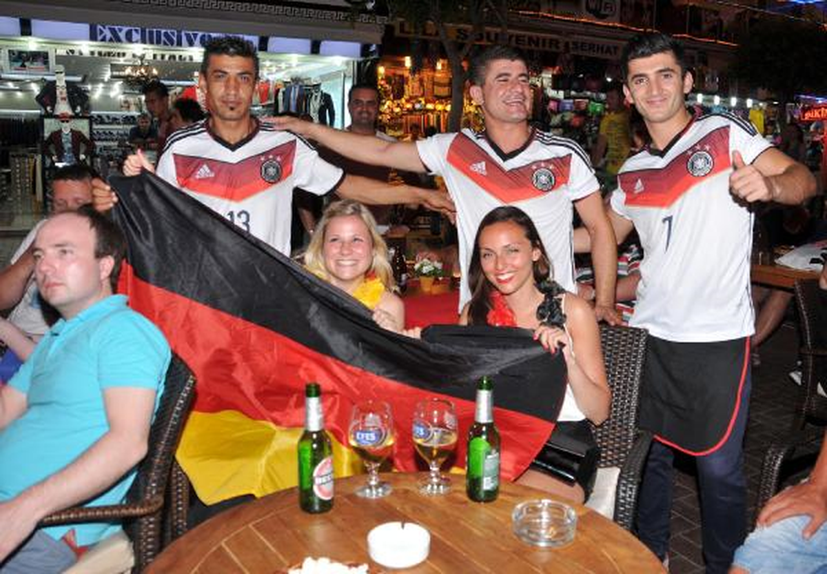 Alman Turistlerin Final Sevinci