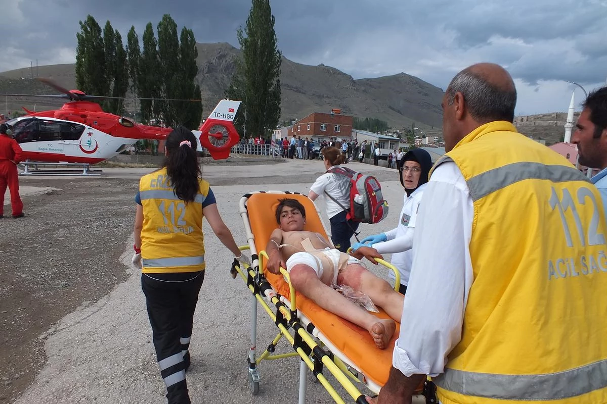 Köprüköy\'de Ambulans Helikopter, 12 Yaşındaki Eren İçin Havalandı