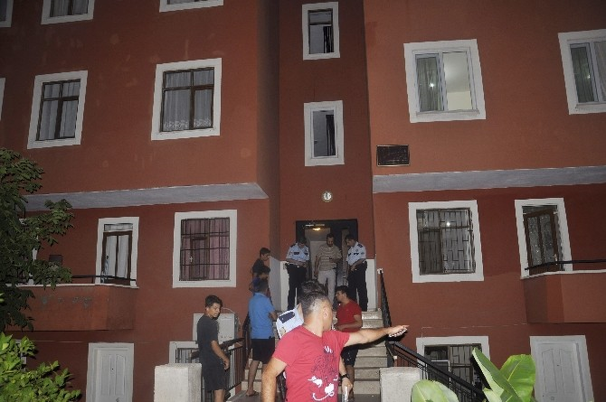 Apartmanın 2. Katından Boşluğa Düştü