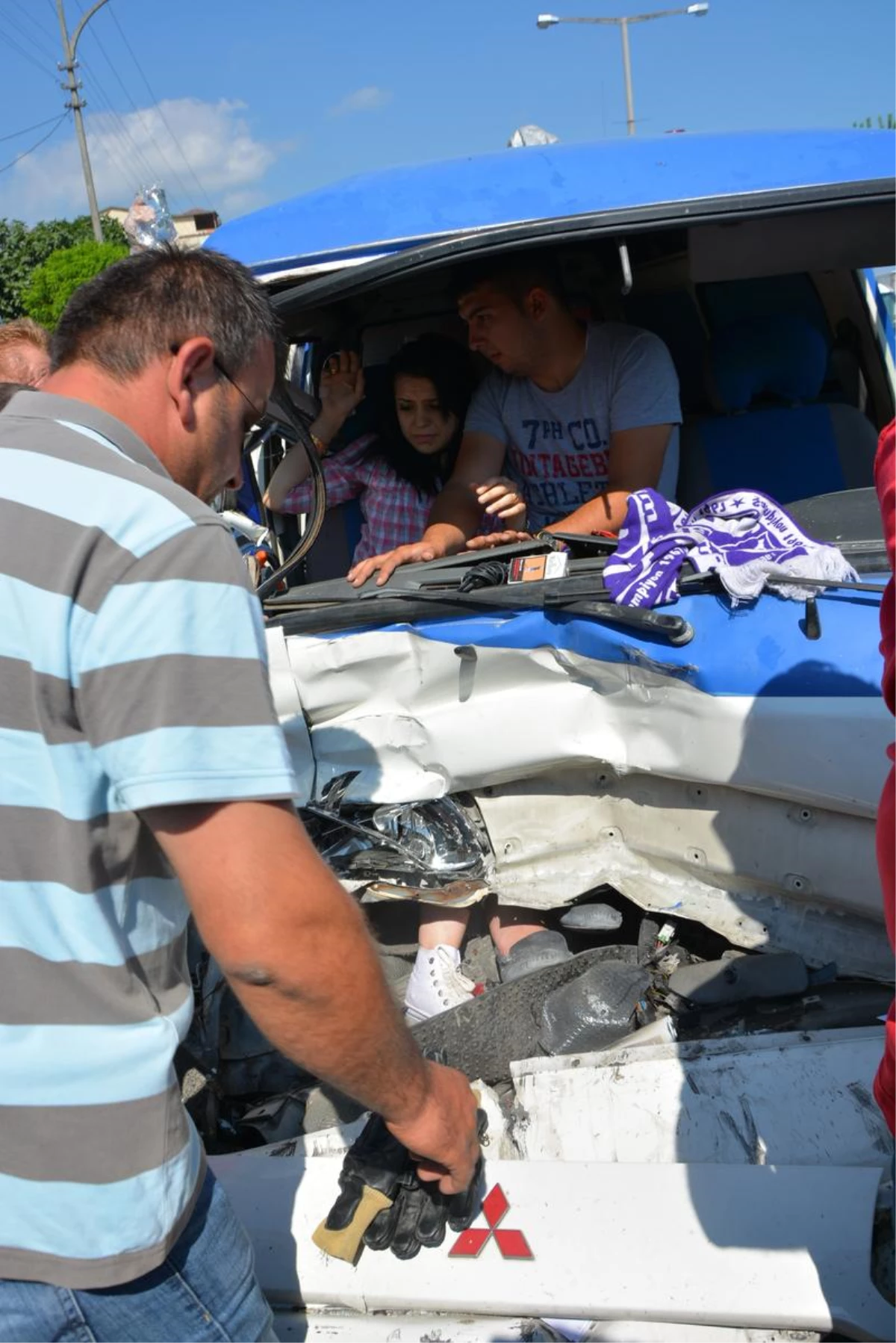 Araçta Sıkışanlar İtfaiye Ekiplerince Çıkartıldı