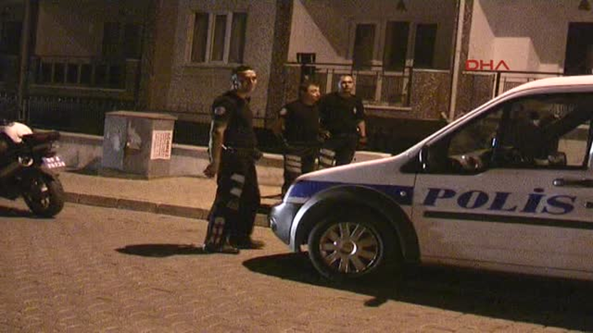 Aranan Şüphelinin Arkadaşları Polise Saldırı: 2 Yaralı