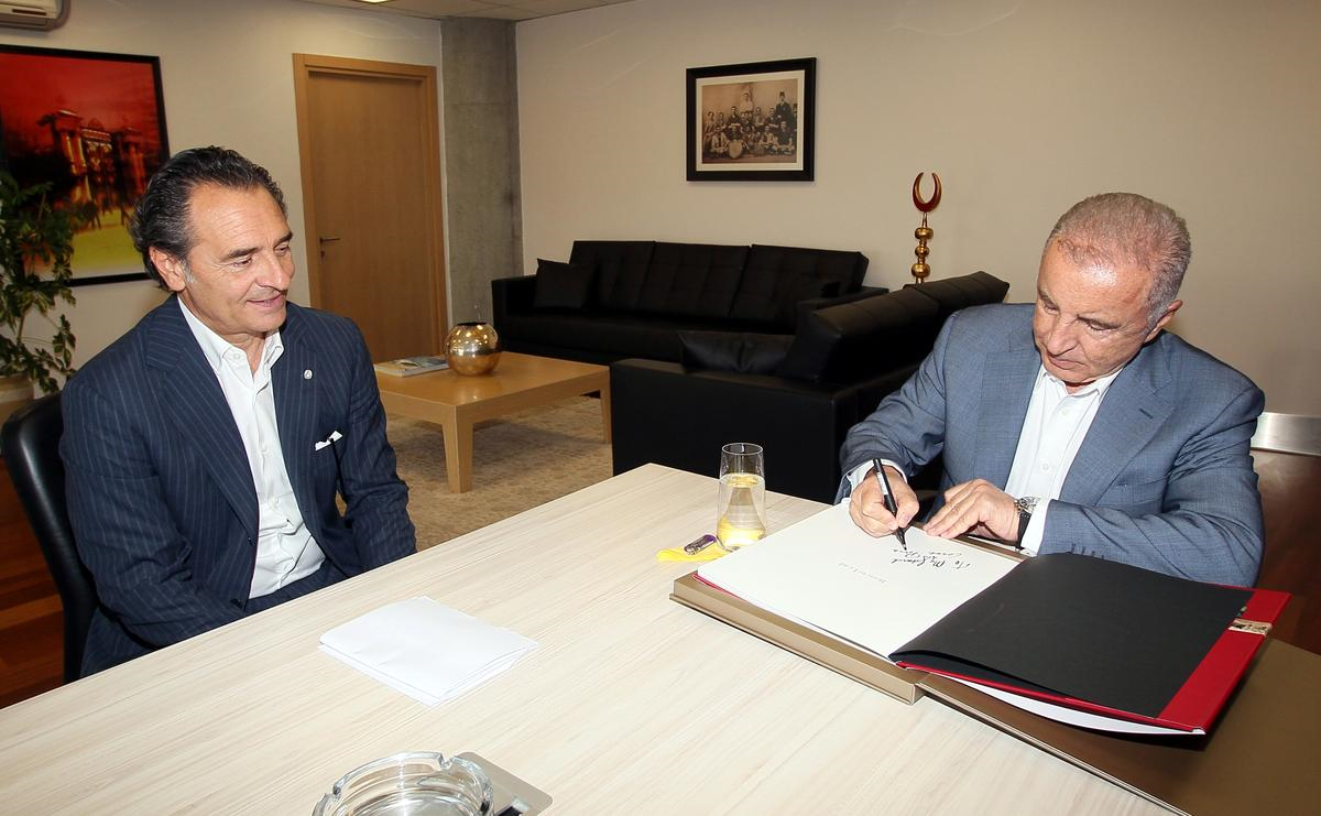Aysal\'dan Prandelli\'ye Galatasaray Tarihi Kitabı