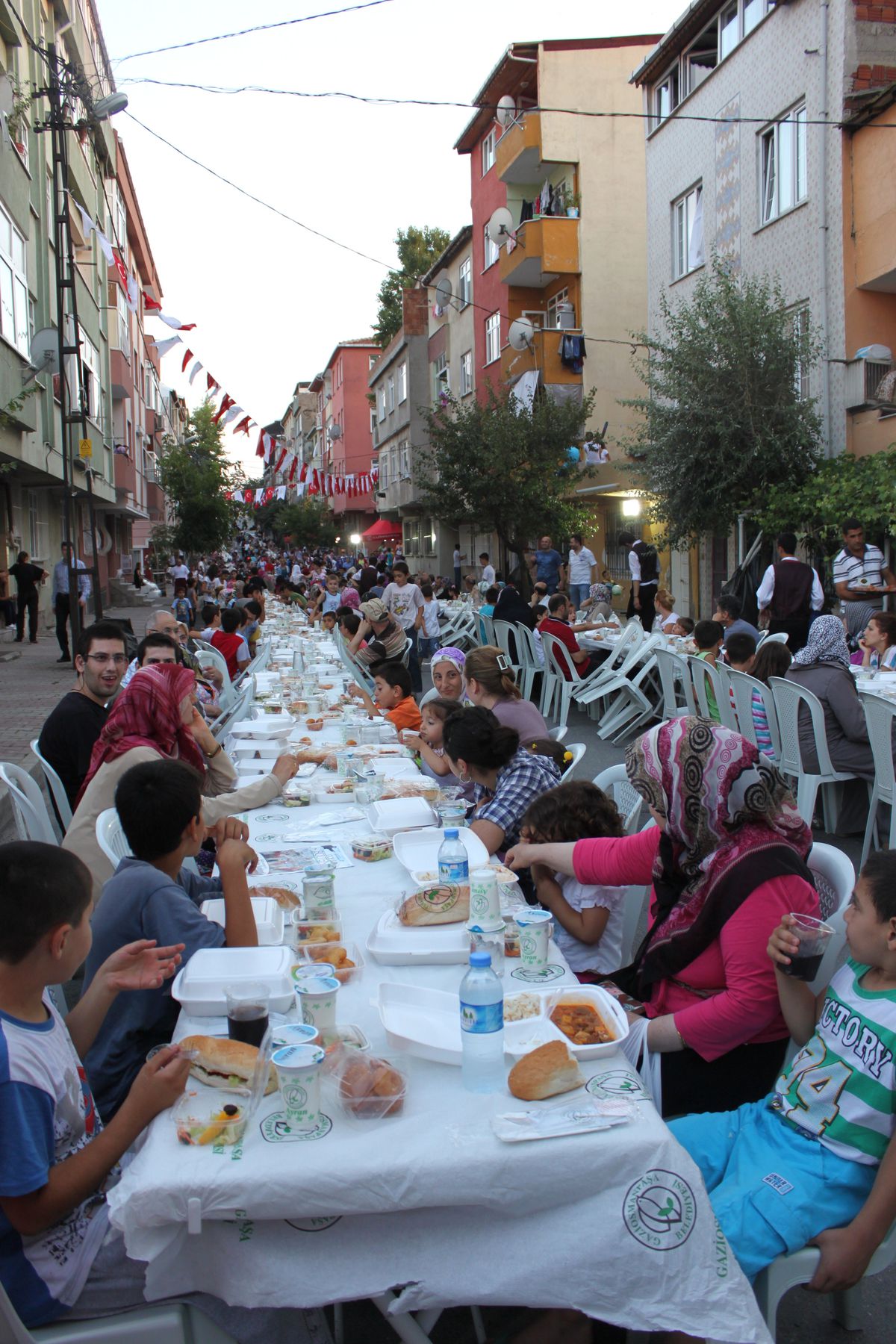 Gönül Sofraları Gaziosmanpaşa\'da Kurulmaya Devam Ediyor