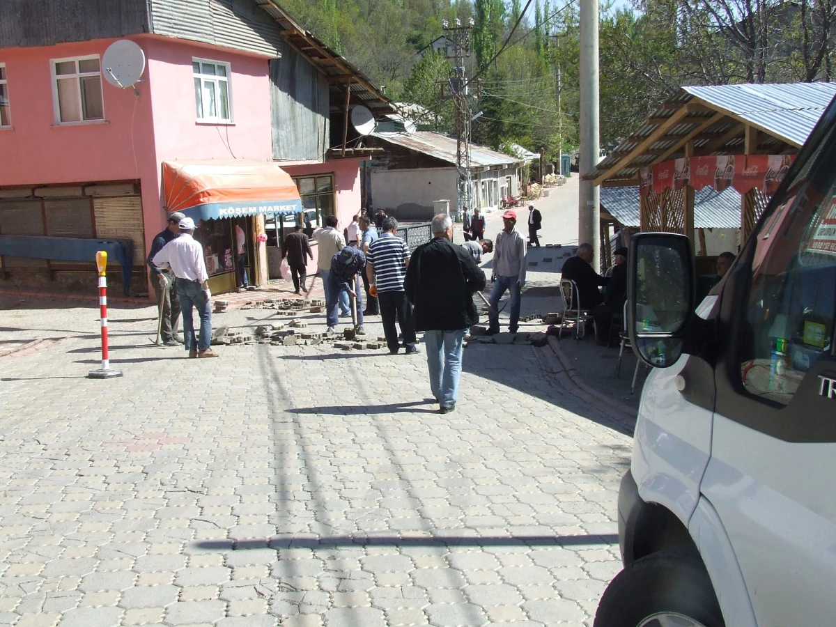 Heyelana Rağmen Evlerini Terk Etmiyorlar