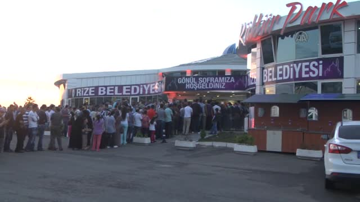 Bakan Yazıcı, iftar çadırında yemek dağıttı -