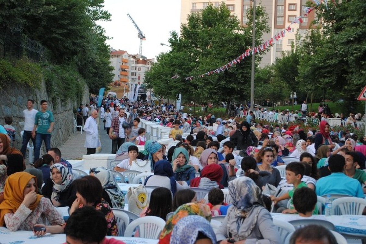 Başakşehir\'de 7 Bin Kişi Aynı Sofrada İftar Yaptı
