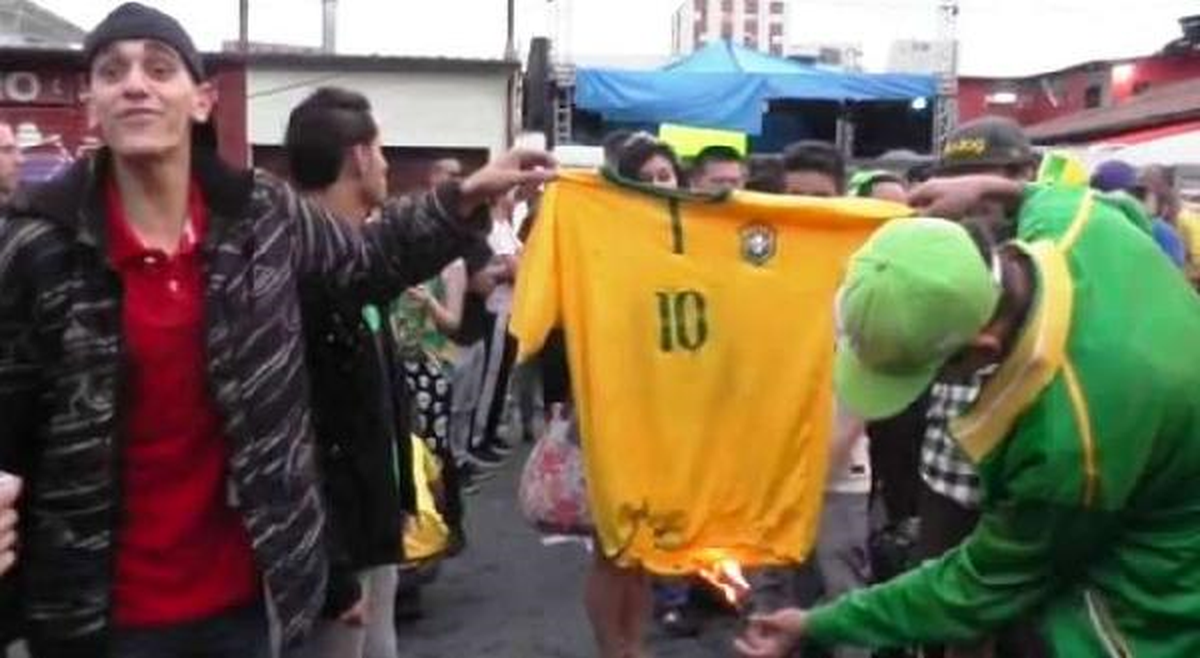 Breziyla Taraftarı Neymar\'ın Formasını Yaktı