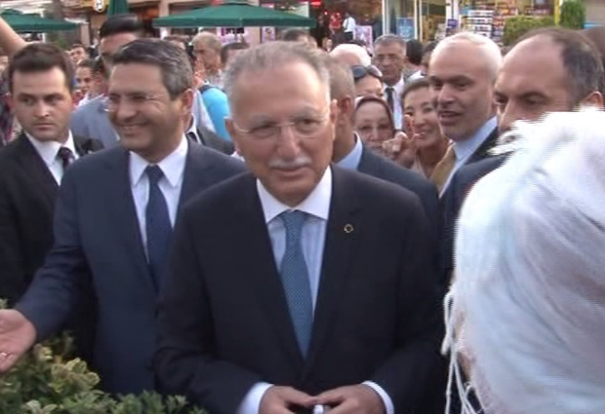 Çatı Adayı\' İhsanoğlu: "İbadethanede ve Kışlada Siyaset Olmaz"