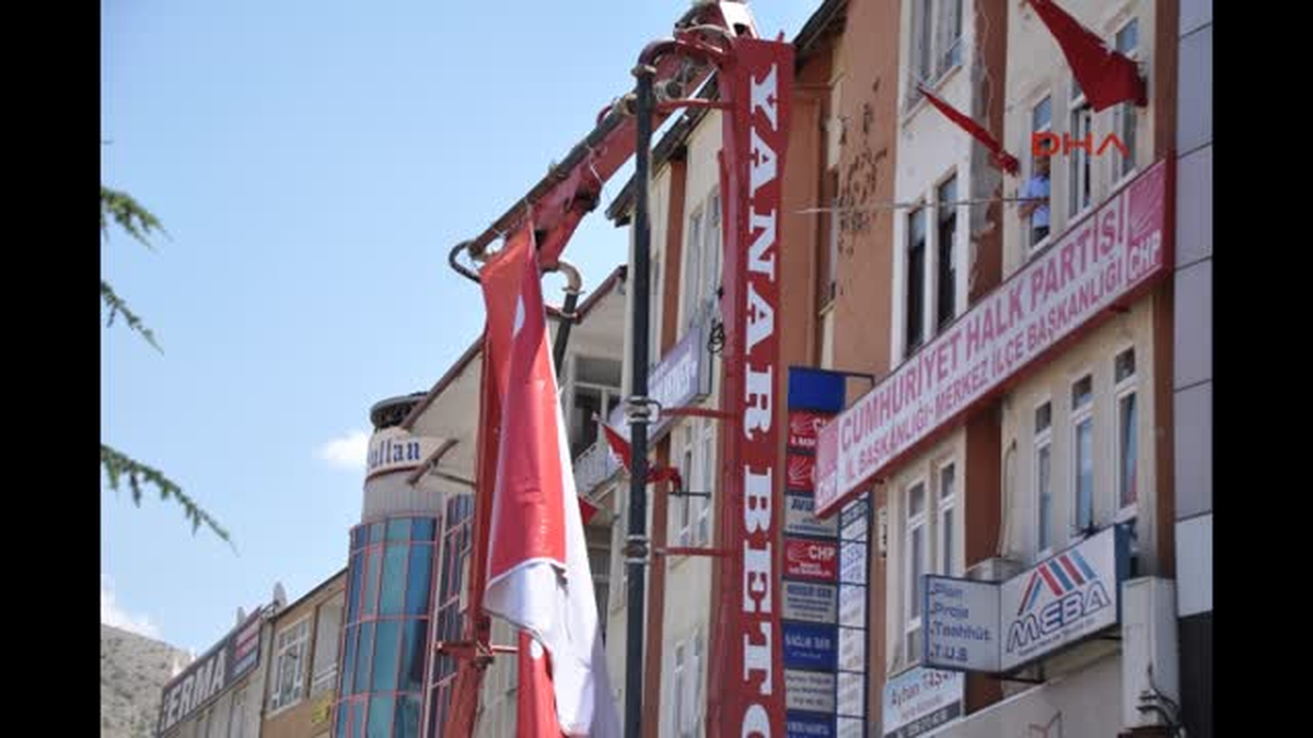 Tokat\'ta CHP\'liler Parti Önündeki Erdoğan\'ın Posterini İndirdi