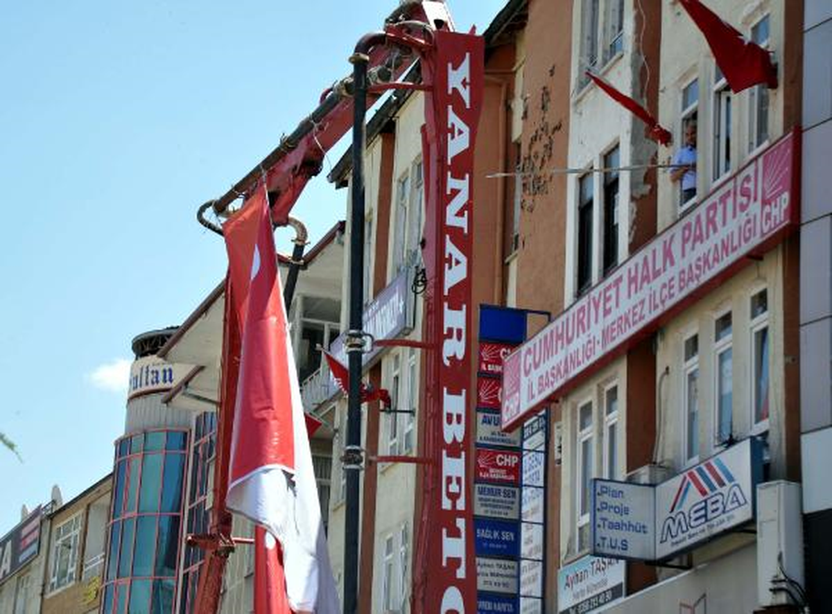CHP Önündeki Erdoğan Posteri Kaldırıldı, Yerine Türk Bayrağı Asıldı