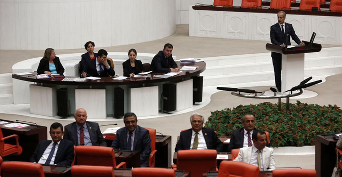 Çözüm Paketi Görüşmelerinde CHP\'liler Ak Partili Vekile Sırtını Döndü
