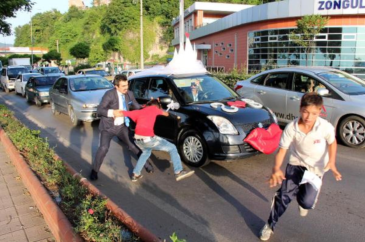 Düğün Konvoyunun Önünü Kesen Çocuğu Döven Mühendise Gözaltı