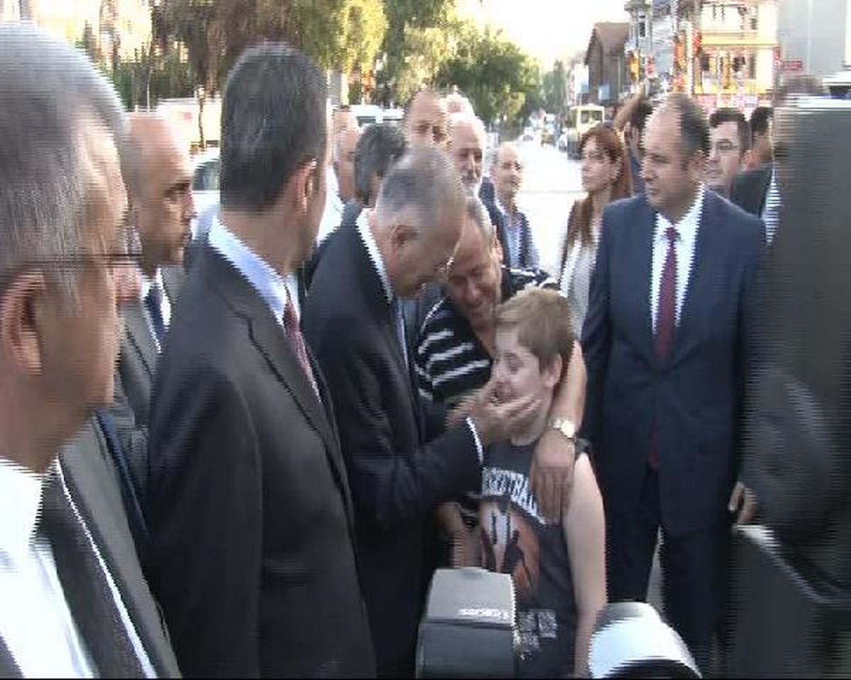 Ekmeleddin İhsanoğlu Eyüp Sultan Camii\'ni Ziyaret Etti