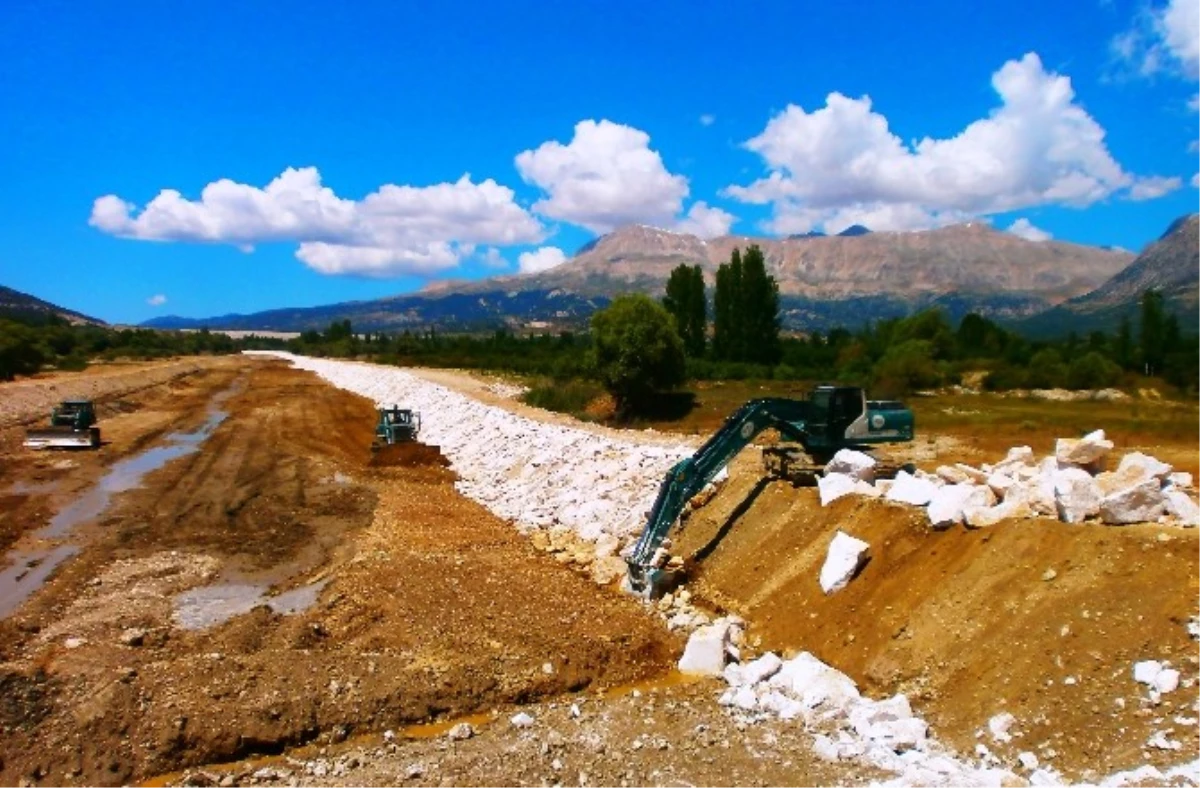 Elmalı Akçay Deresinde Islah Çalışmaları Yapılıyor