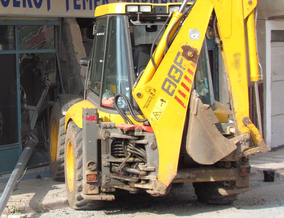 Freni Boşalan İş Makinesi İş Yerine Girdi