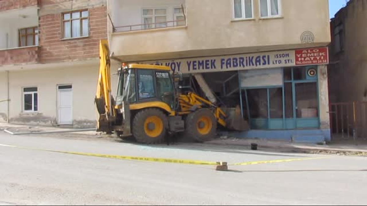 Ordu\'da Freni Boşalan İş Makinesi İş Yerine Girdi