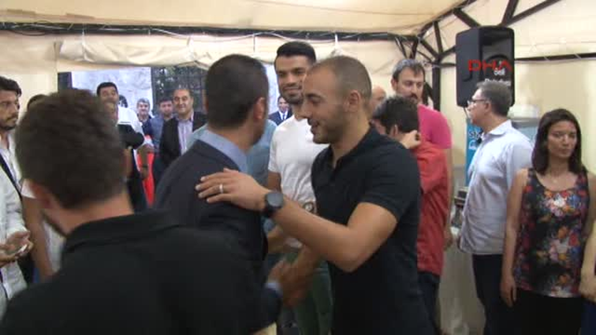 Galatasaraylı Futbolcular Şişli Belediyesi\'nin İftarına Katıldı