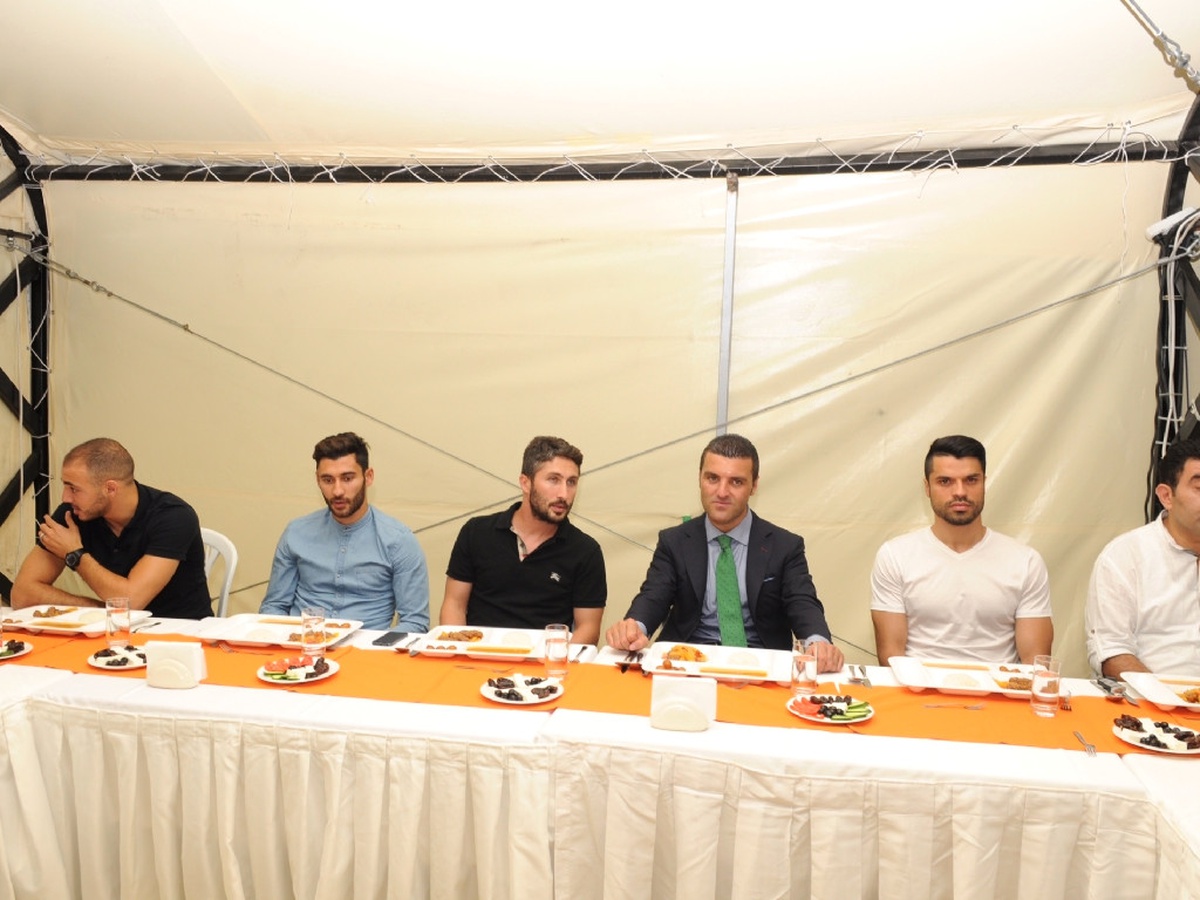 Galatasaraylı Futbolcular Şişli Belediyesi\'nin İftarına Katıldı