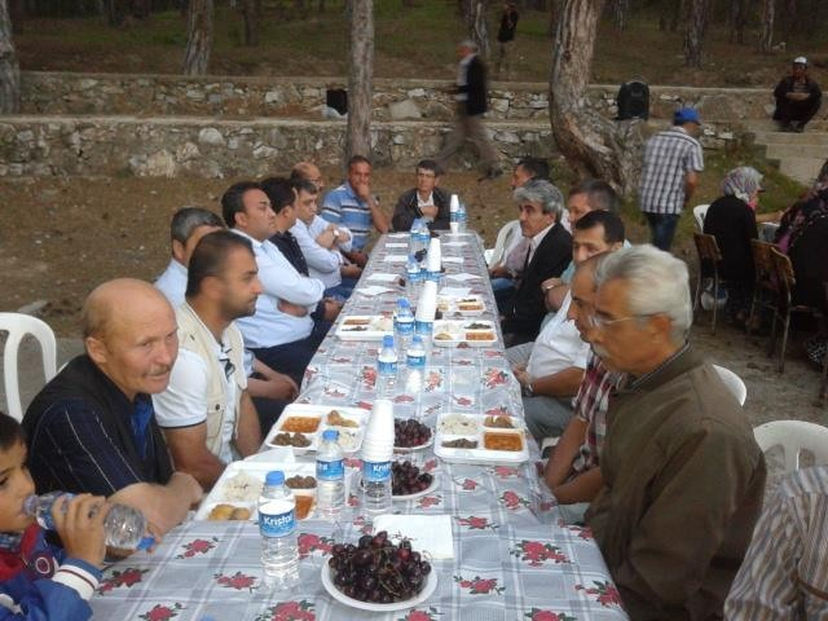 Grevdeki İşçiler Aileleri ile İftar Yemeğinde Buluştu