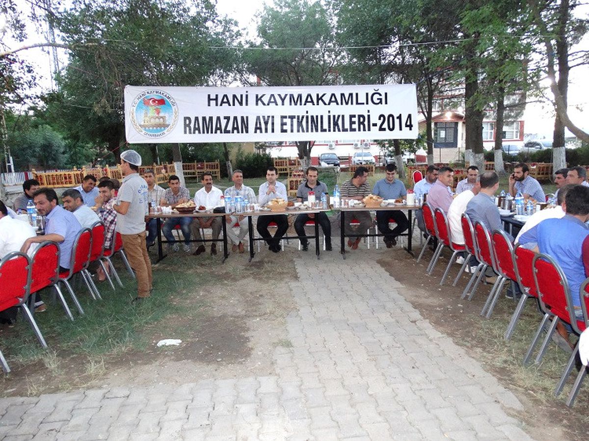 Hani\'de 250 Kişiye Sıcak İftar Yemeği