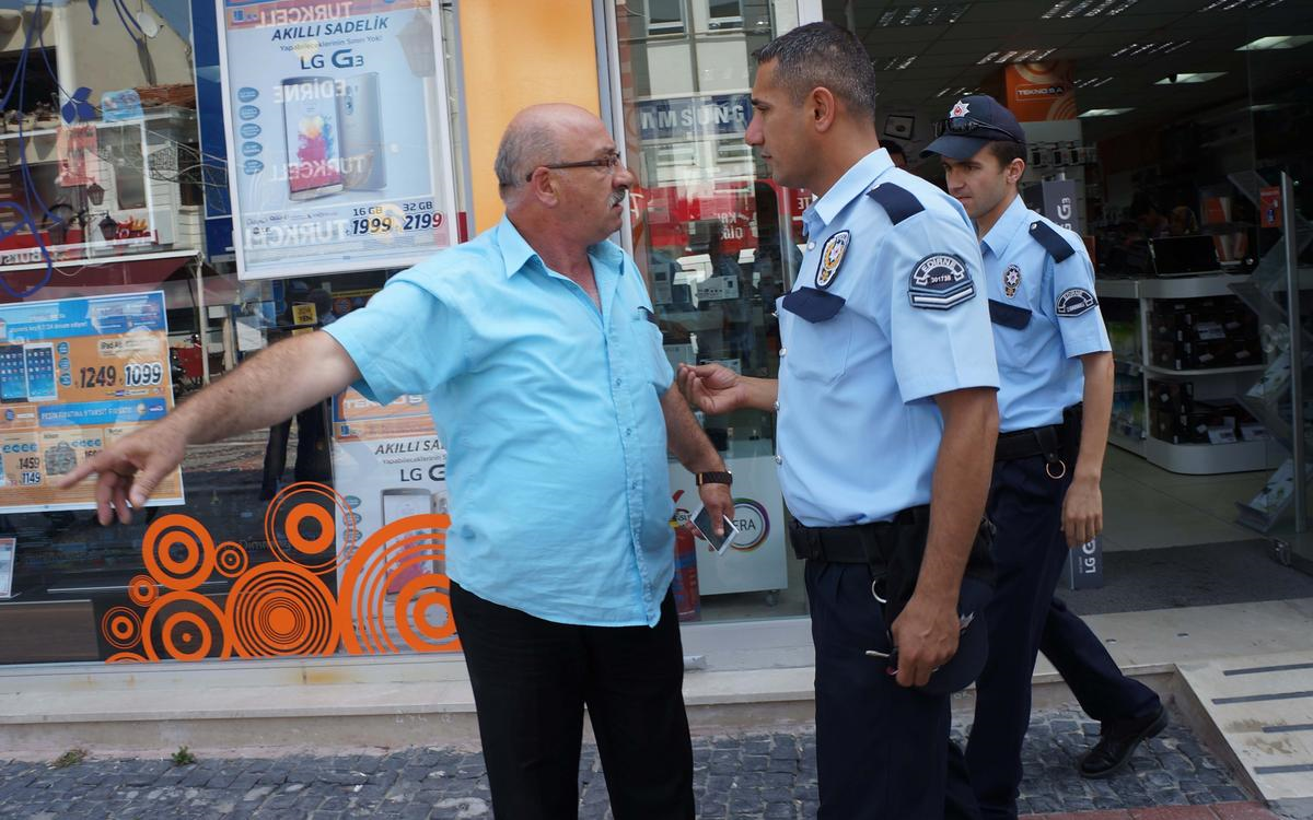 Aldığı Telefon Arızalı Çıkınca Mağazanın Önünde Eylem Yaptı