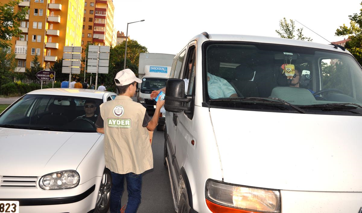 İftara 5 Kala" İftariyelik Dağıtıyorlar