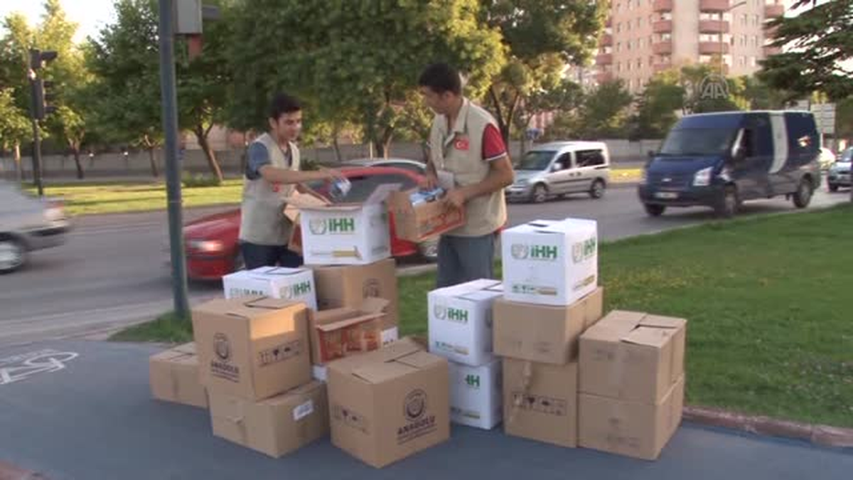"İftara 5 kala" iftariyelik dağıtıyorlar -
