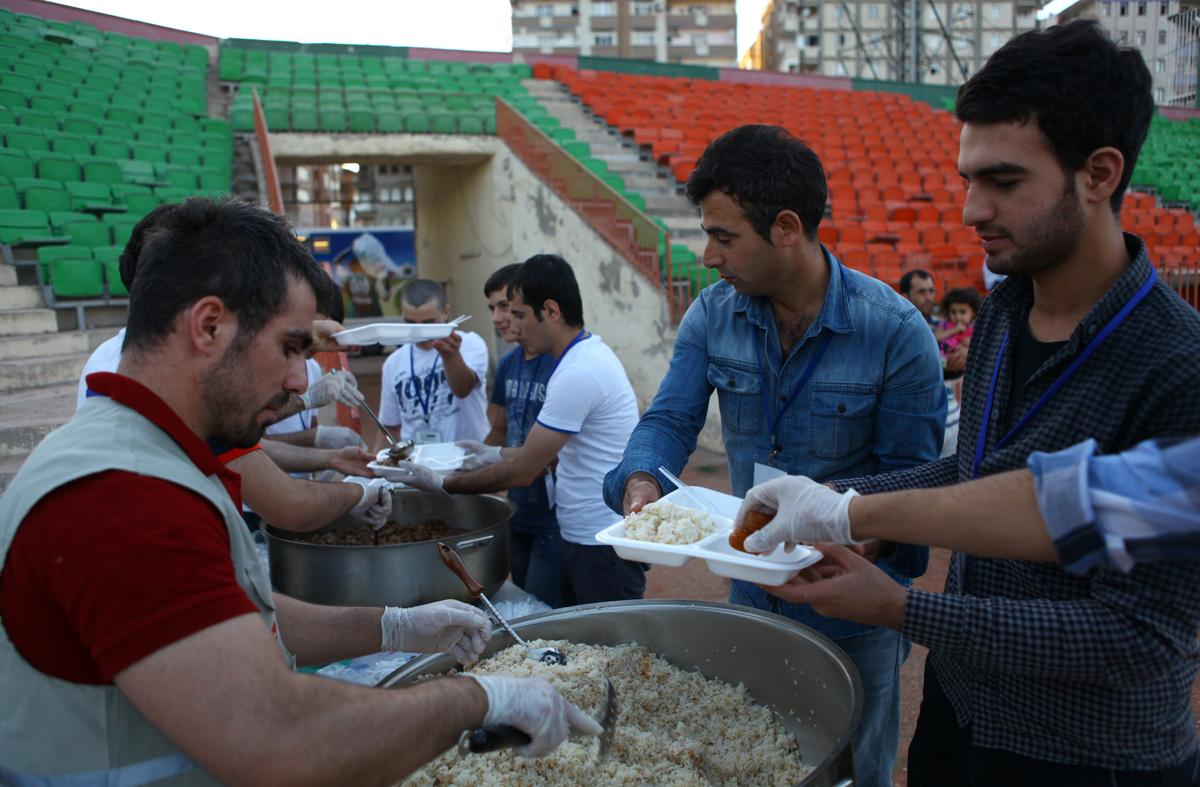İhh Diyarbakır Atatürk Stadyumu\'nda İftar Verdi